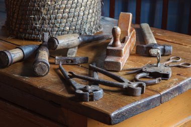 Eski sanayi araçlar üzerinde ahşap bir masa ayarla.