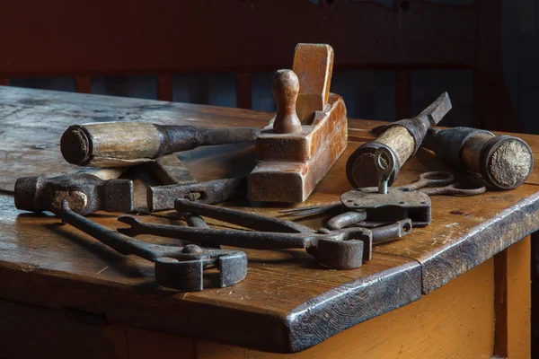 Набор старинных столярных инструментов на деревянном столе . — стоковое фото