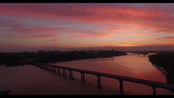 Wijd open panorama op de brug in zonsopgang — Stockvideo