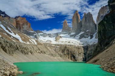 Torres del Paine Patagonya'dağlarında Yeşil Göl