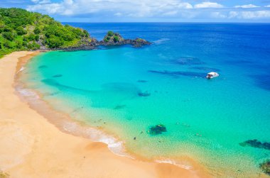 Praia yapmak Sancho renkli plaj Fernado de Noronha, Brezilya