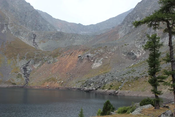 Lac dans les montagnes — Photo