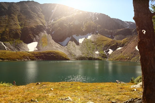 Lago en las montañas — Foto de Stock