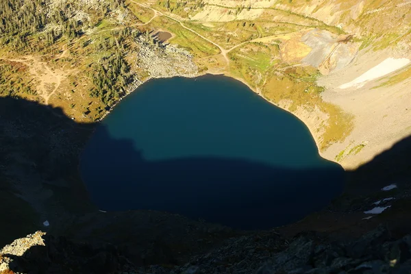 Lago en las montañas — Foto de Stock