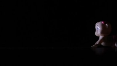 Korkunç bebek hayalet. Gizemli ve korkunç bebek korkunç gözlü