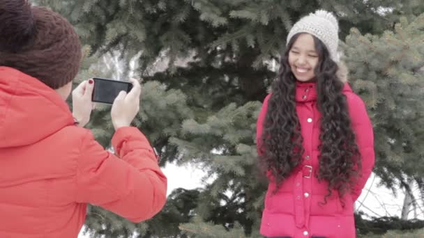 Girls are photographed on a smartphone — Stock Video