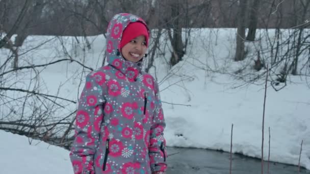 Menina alegre criança no parque no inverno — Vídeo de Stock