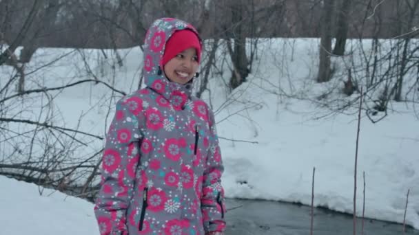 Cheerful girl child in the park in winter — Stock Video