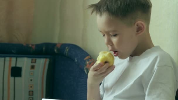 Copilul concentrat pe tabletă . — Videoclip de stoc
