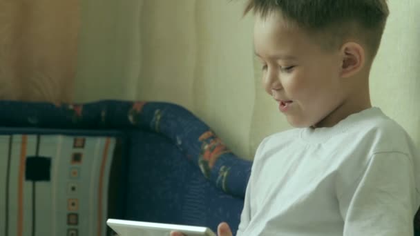 Kind gericht op scherm tablet. — Stockvideo