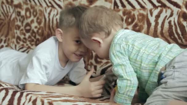 Dos niños pequeños ver tableta — Vídeos de Stock