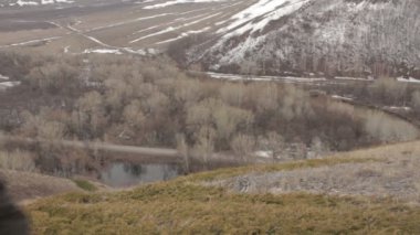 Sırt çantalı bir adam dağda