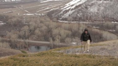Sırt çantalı bir adam dağda