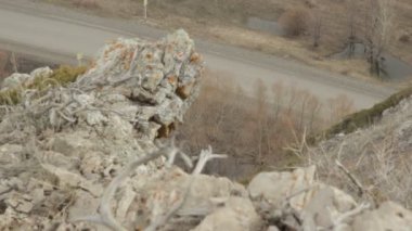 Karayolu üzerinde dağın tepesinden görüntülemek