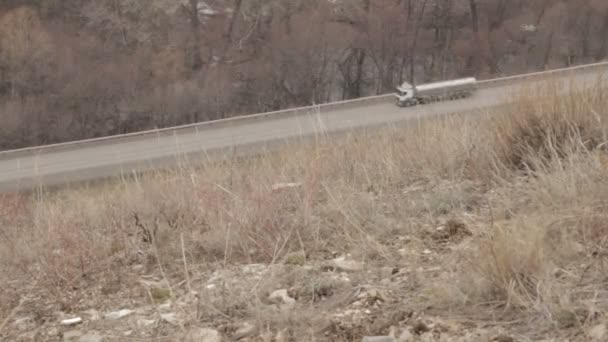 Blick von der Bergspitze auf die Autobahn — Stockvideo