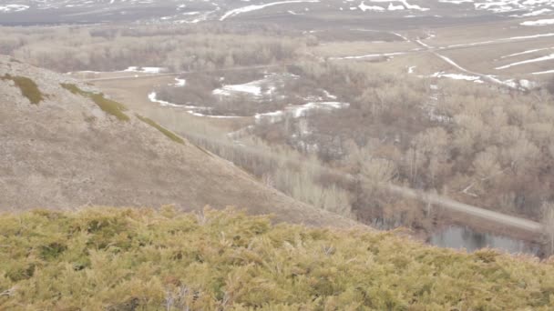 Vue depuis le sommet de la montagne sur l'autoroute — Video