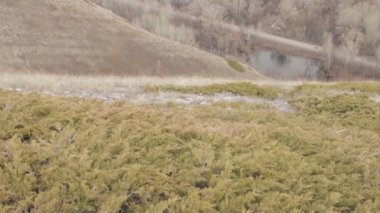 Karayolu üzerinde dağın tepesinden görüntülemek