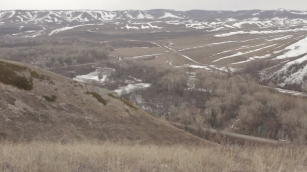 Vue depuis le sommet de la montagne sur l'autoroute — Video