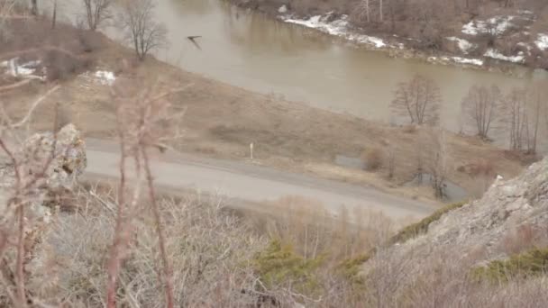 Vista dalla cima della montagna sull'autostrada — Video Stock