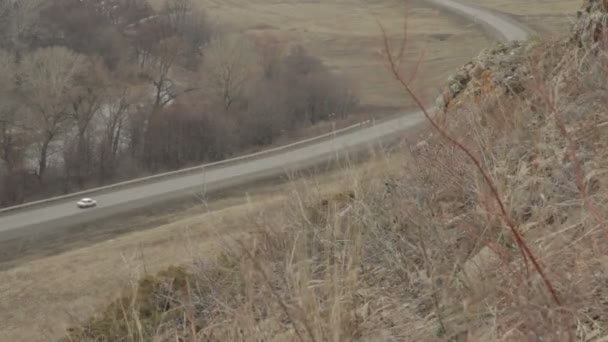 Vista desde la cima de la montaña en la carretera — Vídeo de stock