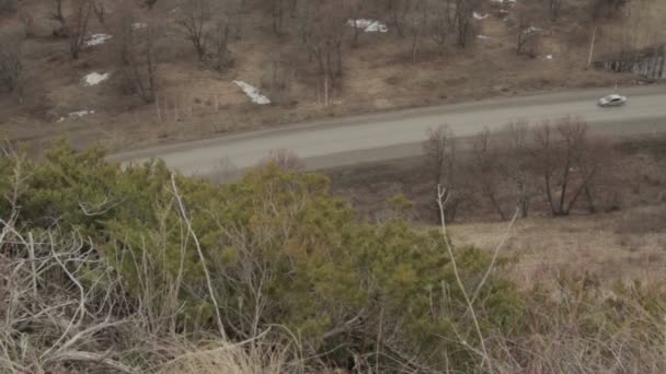 Blick von der Bergspitze auf die Autobahn — Stockvideo