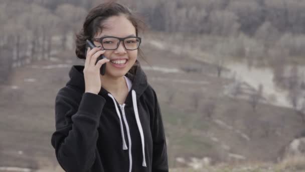 Beautiful girl with the phone. — Stock Video