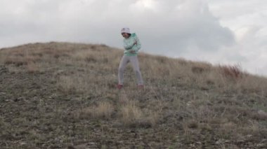 Dağda dans neşeli kız