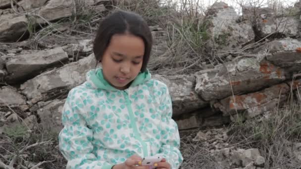 Schöne Mädchen Nutzung mit Smartphone — Stockvideo