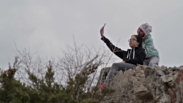 Selfie를 복용 하는 아름 다운 젊은 여자 — 비디오
