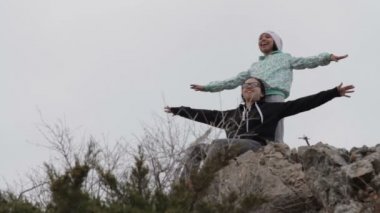 Kayalar üzerine oturan genç kız