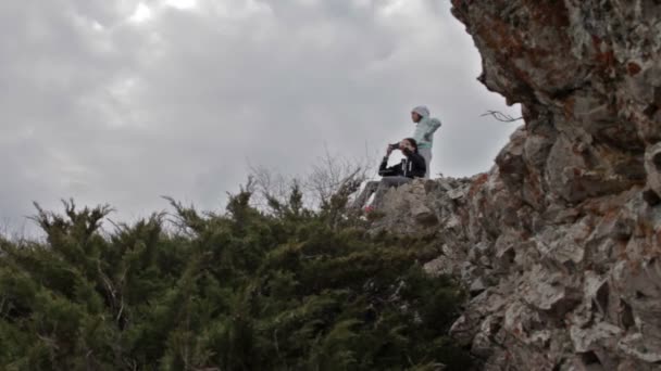 Ung flicka vilar på stenar — Stockvideo