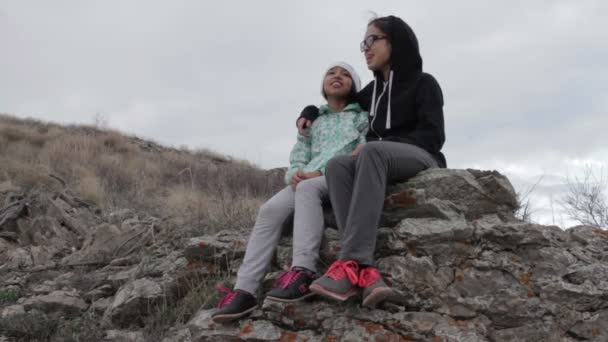 Dos chicas cantando en la montaña — Vídeo de stock