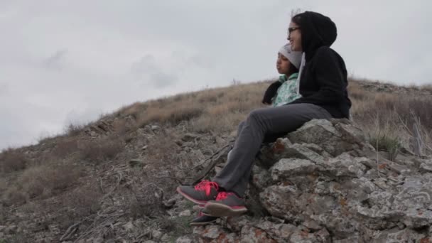 Dos chicas cantando en la montaña — Vídeo de stock