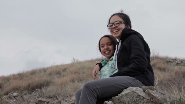 Chica joven descansando sobre rocas — Vídeos de Stock