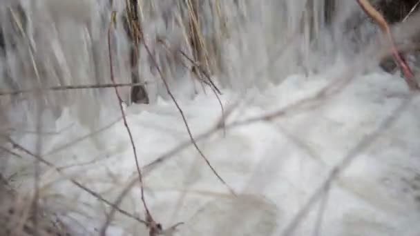Horské řeky vodopád na jaře — Stock video