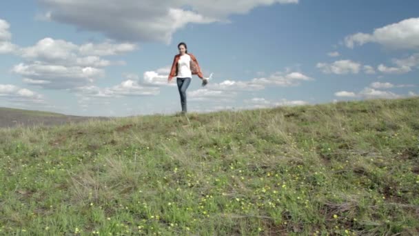 Chica caminando en las montañas — Vídeo de stock