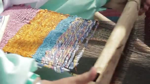 Tejer la alfombra a mano a la manera antigua — Vídeo de stock