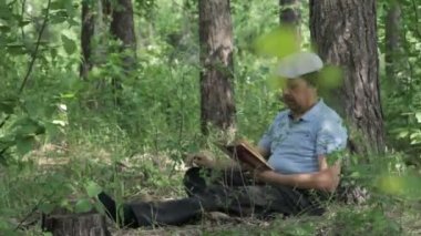 Doğa ile ilgili bir kitap okurken erkek.