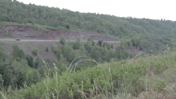 Voiture à cheval le long de l'autoroute dans les montagnes — Video