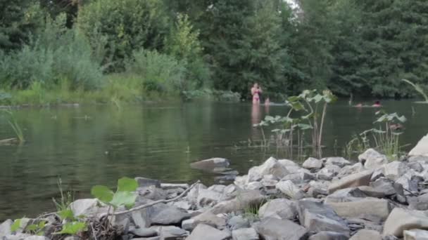 La gente se baña en el río. — Vídeo de stock