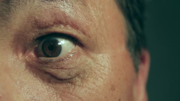 Ojos hombre adulto. Hombre asiático con emociones y sentimientos. Asombro hombre adulto . — Vídeo de stock