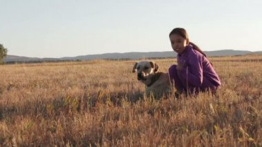 Köpek doğa ile genç kız.