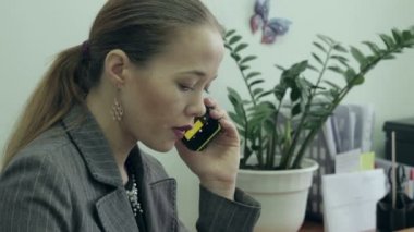 Bir telefon sahip iş kadını