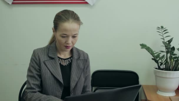 Güzel bir iş kadını ofiste — Stok video