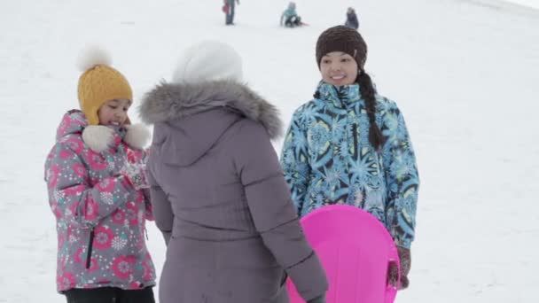 Fille heureuse avec sa mère souriant à la caméra — Video