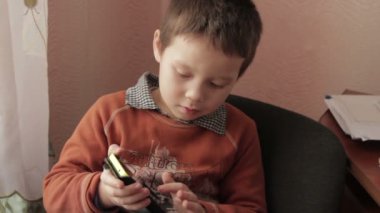 sağlığınla çocuk smartphone bir oyun oynuyor