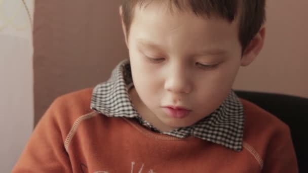 Ittle boy jugando un juego en su teléfono inteligente — Vídeos de Stock