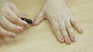 Kadın kendini tırnaklarını boyar