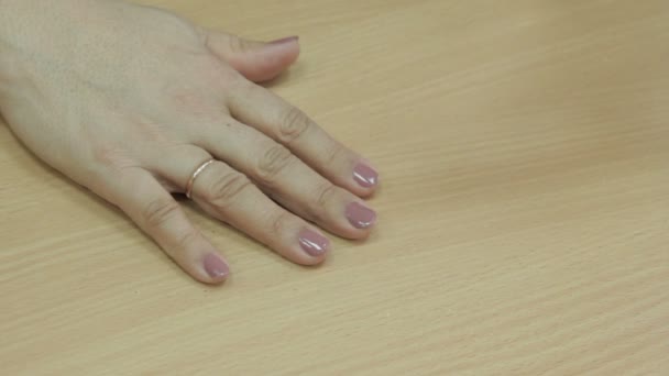 Frau lackiert sich seine Nägel selbst — Stockvideo