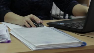 Office el klavye çalışma İşyerinde dizüstü bilgisayarda yazarak kadın